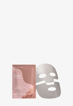 Patchology SmartMud Detox maske med et metalisk sølvbehandlet ark og pink emballage. Masken har udskæringer til øjne og mund.