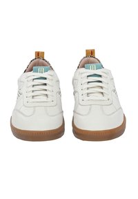 Sneakers bianchi in pelle con suola in gomma texturizzata color miele, con accenti blu sulla linguetta e una fodera interna con motivo.