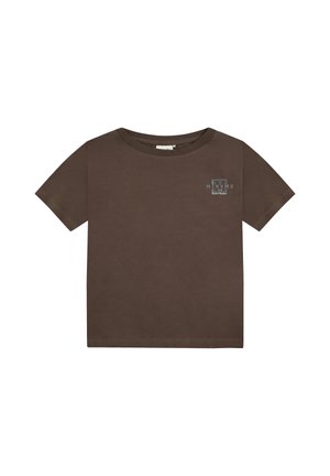 T-shirt marron à manches courtes avec un petit texte logo imprimé "MINIMO" sur la partie supérieure gauche de la poitrine.