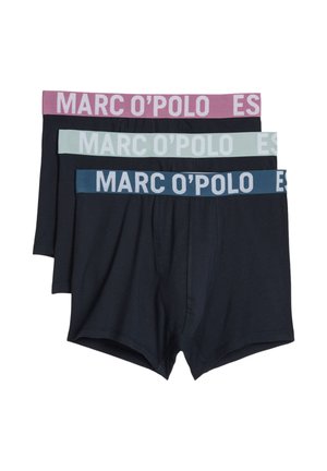 Trzy czarne bokserki ułożone w stos, każda z innym kolorem paska: różowym, jasnoszarym i niebieskim, wszystkie z logo "MARC O'POLO".