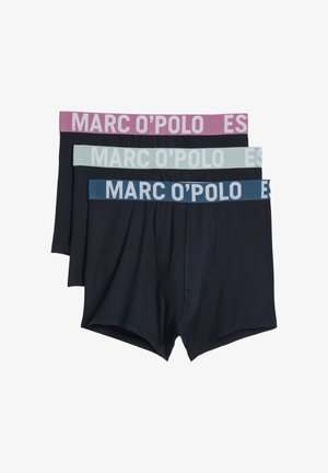 Drei schwarze Boxer-Shorts übereinander gestapelt, jeweils mit einem andersfarbigen Bund: pink, hellgrau und blau, alle mit dem Schriftzug "MARC O'POLO".