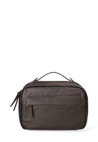 Borsa da toeletta in cuoio marrone con finitura testurizzata, manico superiore, chiusura con zip e tasca frontale. Misura approssimativamente 25 cm di larghezza.
