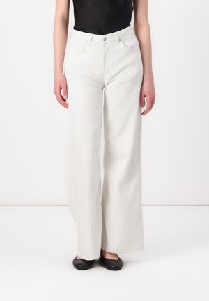 Pantalon large blanc avec un motif en spirale texturé, fabriqué en coton, avec une fermeture à bouton, des passants de ceinture et des poches avant.