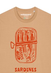 Beige T-Shirt mit einem lebhaften roten Sardinendosen-Motiv, das drei Fische und den Text "SARDINEN" im Vintage-Illustrationsstil zeigt.