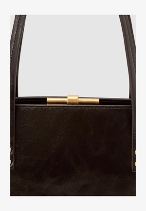 Juodos tekstūruotos odos rankinė su auksiniu užsegimu, turi du rankenas ir subtilias siūlių detales šonuose.