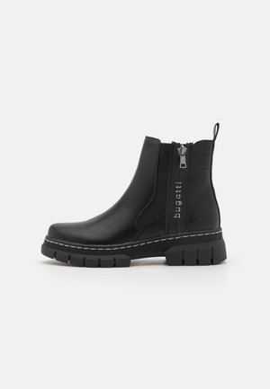 Bottine noire en cuir avec semelle en caoutchouc épaisse, fermeture éclair latérale, panneau élastique, et languette de tirage, arborant la marque "bugatti".