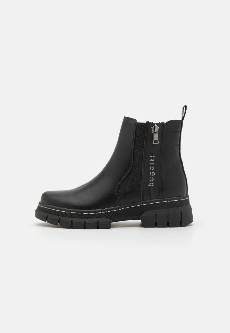 Bottine noire en cuir avec semelle en caoutchouc épaisse, fermeture éclair latérale, panneau élastique, et languette de tirage, arborant la marque "bugatti".