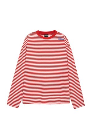 Chemise à manches longues rouge et blanche rayée avec col rond et petit texte bleu "Nice Summer" près de l’épaule gauche.