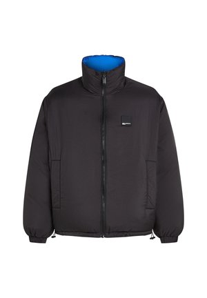 Zwarte pufferjas met hoge kraag, volledige ritssluiting en blauwe voering. Beschikt over elastische manchetten en een voorzak met klep. Eenvoudig ontwerp.
