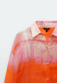 Knapp-up skjorte med gradientdesign, der går fra orange til pink. Lavet af letvægtsstof, med klassisk krave og blød tekstur.