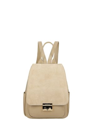 Zaino in pelle beige con patta e fibbia metallica argentata, spallacci regolabili e texture liscia su sfondo bianco.