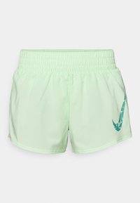 Helle grüne Sportshorts mit breitem elastischen Bund und einem blauen abstrakten Logo an der unteren rechten Bein.