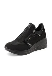 Zapatos negros sin cordones con tacón de cuña, que presentan una combinación de materiales de charol liso y ante texturizado, acentuados con una cremallera decorativa.