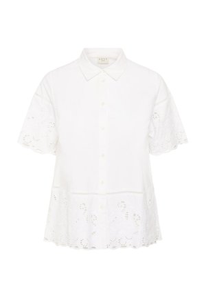 Blouse blanche à manches courtes avec col, boutonnée à l'avant, ornée de broderies ajourées sur les manches et l'ourlet, avec un bord inférieur festonné.