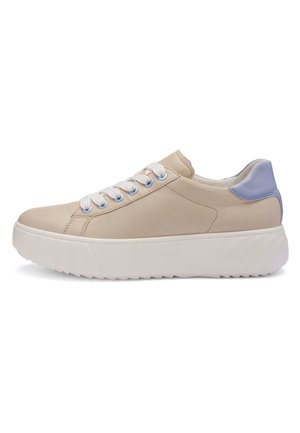 Sneaker beige basso con lacci bianchi, suola spessa bianca e linguetta sul tallone viola, mostrato di profilo su sfondo bianco.