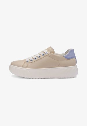 Sneaker beige basso con lacci bianchi, suola spessa bianca e linguetta sul tallone viola, mostrato di profilo su sfondo bianco.