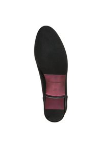 Suela de un zapato de vestir negro con frontal texturizado, sección media de cuero burdeos suave, nombre de marca estampado y marcaje de tamaño 37.