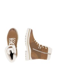 Botas de cuero marrón con forro de piel de oveja blanca y cordones, que presentan un cierre lateral con cremallera y una suela gruesa blanca. El material texturizado contrasta con los elementos del diseño.