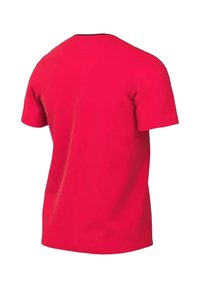 T-shirt rossa a maniche corte in cotone. Presenta un colletto rotondo e una texture liscia e piatta con un design semplice e senza decorazioni.