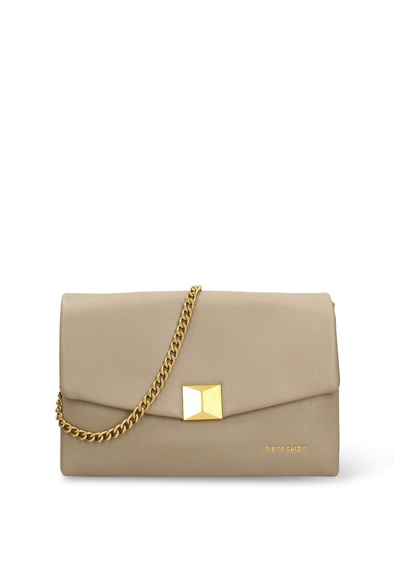 Pochette in pelle beige con patta pieghevole, tracolla a catena dorata e un accento geometrico dorato sulla parte anteriore. Presenta il nome del marchio impresso a rilievo.