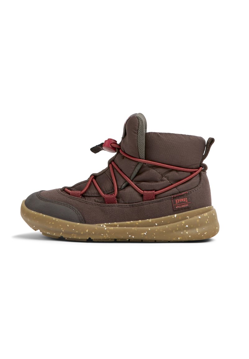 Zapato marrón de tobillo bajo con tejido sintético, suela de goma, cordones elásticos y fondo veteado en color marrón claro. Cuello acolchado y logo en el costado.
