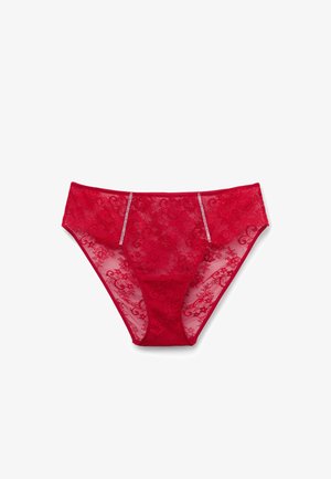 Rood kanten ondergoed met bloemig patroon, doorschijnende panelen en zilveren accenten aan de tailleband. Zachte textuur, vrouwelijk ontwerp, volledige bedekking.