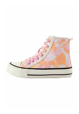 Hoge sneakers met een tie-dye ontwerp in roze en oranje. Bovenwerk van canvas, witte rubberen zool en roze veters met zwarte accenten.
