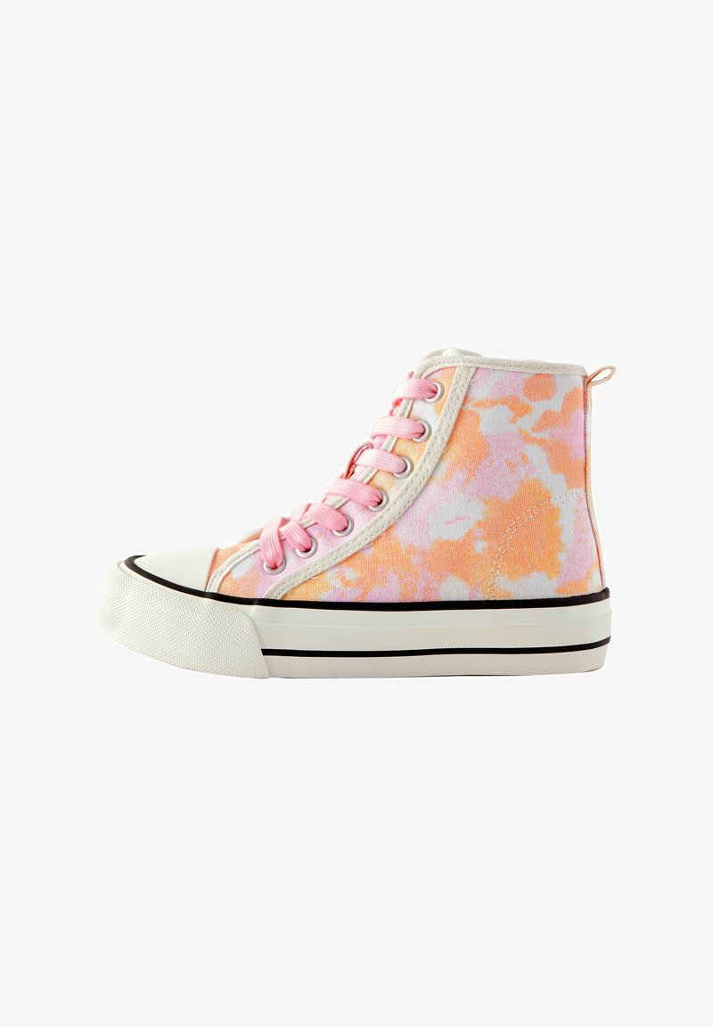 Sneaker alte con un design tie-dye in rosa e arancione. Tomaia in tela, suola in gomma bianca e lacci rosa con accenti neri.
