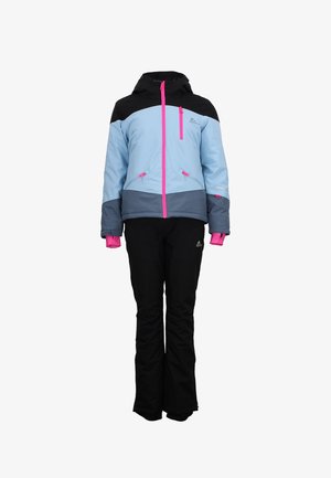 Veste isolée bleu et noir avec des accents roses et des détails sur la fermeture éclair, associée à un pantalon noir. Dispose d'une capuche et de poignets ajustables.