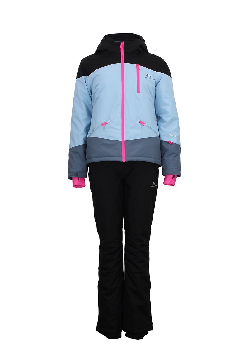 Veste isolée bleu et noir avec des accents roses et des détails sur la fermeture éclair, associée à un pantalon noir. Dispose d'une capuche et de poignets ajustables.
