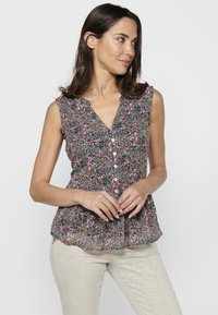 Blusa senza maniche floreale con scollatura a V, caratterizzata da una chiusura con bottoni, piccoli fiori multicolori su uno sfondo nero e orlo a peplo.