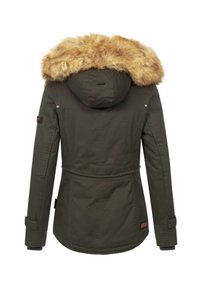 Oliwkowa kurtka z odpinanym kapturem wyłożonym brązowym futrem, zapinana na zamek, z regulowanym pasem i ściągaczami przy mankietach. Teksturowany materiał z bocznymi kieszeniami.