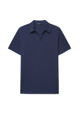 Marineblaue kurzärmelige Poloshirt mit offenem Kragen und weichem V-Ausschnitt, flach liegend auf weißem Hintergrund.