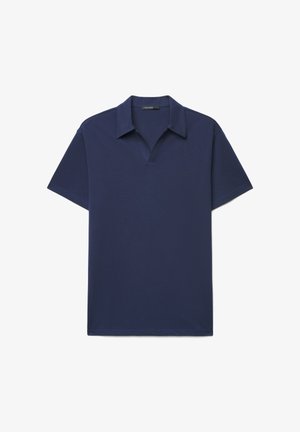 Marineblaue kurzärmelige Poloshirt mit offenem Kragen und weichem V-Ausschnitt, flach liegend auf weißem Hintergrund.