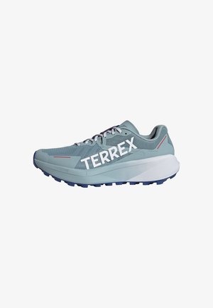 Zapatilla de correr azul claro con parte superior de malla, gran branding en blanco "TERREX", media suela blanca acolchada, y suela exterior azul de goma con patrón de tracción.