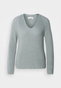 Pull gris clair en maille, manches longues, col en V et texture côtelée, présenté à plat sur fond blanc.