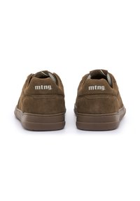 Sneakers in suede marrone con un design a profilo basso, dotate di un collo imbottito, foderato in grigio e con il logo 'mtng.' bianco sul tallone.