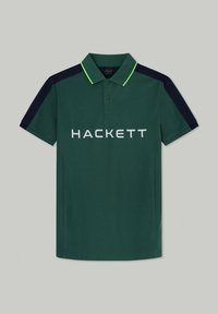 Zelená polo košeľa s námorníckymi modrými ramennými časťami, s trojradovým zapínaním a bielym logom "HACKETT". Doplnkovaná fluorescenčne zeleným lemovaním goliera.