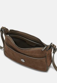 Borsa a tracolla in suede marrone con zip in metallo e dettagli. Presenta un scomparto principale e una tasca esterna, superficie testurizzata e tracolla regolabile.
