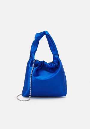 Sac à main en satin bleu avec poignée torsadée et bandoulière en chaîne argentée, présenté sur fond blanc.