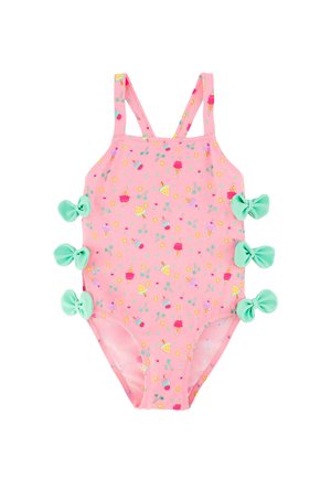 Bañador rosa para niño pequeño con estampados coloridos de helados, polos y palmeras, con lazos verdes en los lados y tirantes dobles en los hombros.