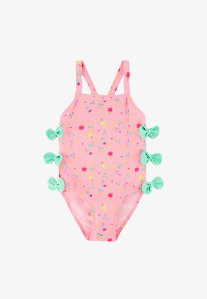 Bañador rosa para niño pequeño con estampados coloridos de helados, polos y palmeras, con lazos verdes en los lados y tirantes dobles en los hombros.