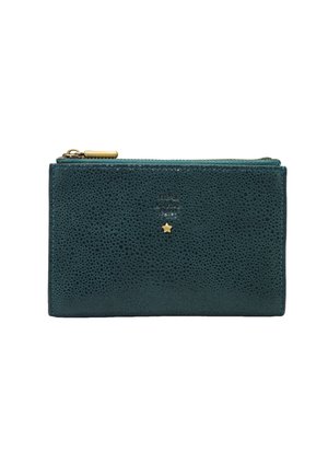 Portefeuille en cuir texturé bleu sarcelle avec un emblème en forme d'étoile dorée, fermeture à glissière et marquage en relief discret au centre avant.