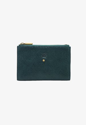 Portefeuille en cuir texturé bleu sarcelle avec un emblème en forme d'étoile dorée, fermeture à glissière et marquage en relief discret au centre avant.