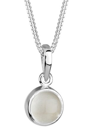 Collier chaîne en argent avec pendentif en pierre blanche ronde sertie dans un chaton argenté poli.