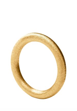 Anillo de oro liso con acabado mate y superficie ligeramente redondeada mostrado sobre un fondo blanco.
