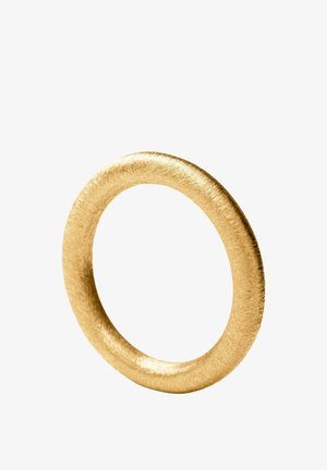 Anillo de oro liso con acabado mate y superficie ligeramente redondeada mostrado sobre un fondo blanco.