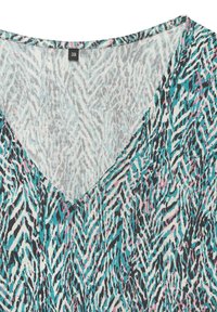 V veida kakla tops ar melnu, tirkīza un rozā abstraktu svītru rakstu uz gaišā fona. Materiāls izskatās mīksts un viegls.