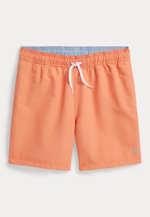 Męskie koralowe kąpielówki z elastycznym paskiem, białym sznurkiem, bocznymi kieszeniami oraz małym niebieskim haftowanym logo na lewej nogawce.