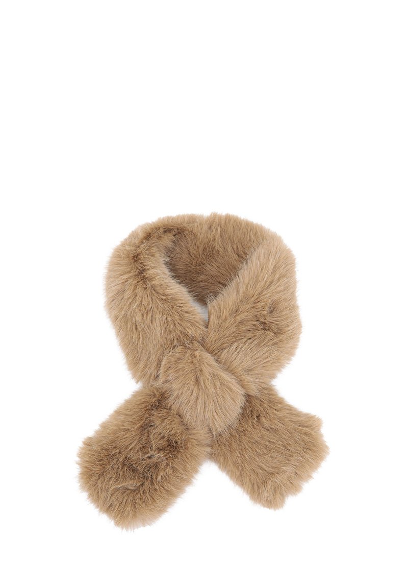 Sciarpa in morbido faux fur marrone chiaro annodata in modo rilassato, isolata su uno sfondo bianco.